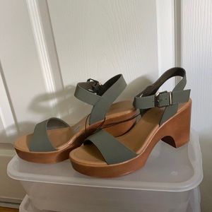 NWOT Women Open Toe Wedges